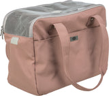 Rosa Tasche mit Tragegriffen und Netzabdeckung, sichtbarer Markenlogo-Aufnäher, Reißverschluss oben.