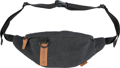 Schwarze Gürteltasche mit verstellbarem Gurt und zwei Lederaufsätzen, einer mit Text "BE NORDIC".