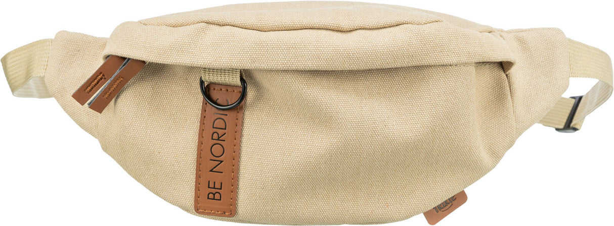 Beigefarbene Gürteltasche mit braunem Lederriemen und Aufschrift "BE NORDIC", sichtbar auf der Vorderseite.