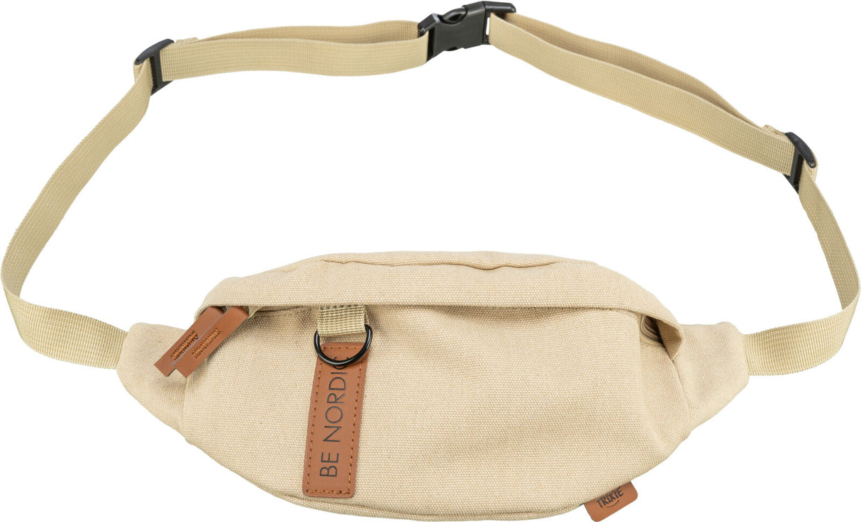 Beige Bauchtasche mit verstellbarem Gurt und schwarzer Schnalle, Lederakzente sowie Aufschrift "BE NORDIC".
