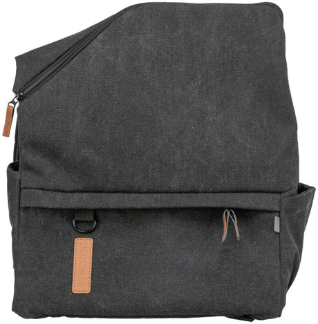 Grauer Rucksack mit Reißverschluss und kleiner Vorlasche mit beiger Lasche, Beschriftung "BE NORDIC".