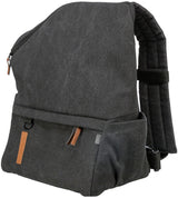 Schwarzer Rucksack mit Reißverschluss, Fronttasche, zwei Tragegurten und braunem Etikett.