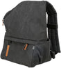 Schwarzer Rucksack mit Reißverschluss, Fronttasche, zwei Tragegurten und braunem Etikett.