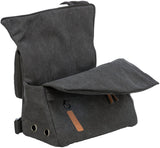 Dunkelgrauer Rucksack mit offenen, beigen Reißverschlüssen und verstärkten Rändern, rechteckige Form.