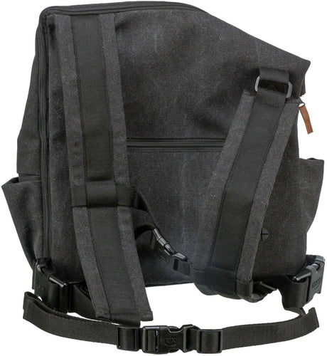 Schwarzer Rucksack mit zwei verstellbaren Schultergurten, Reißverschlussfach und Schnallen auf hellem Hintergrund.