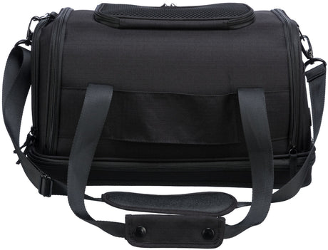 Schwarze Tasche mit Reißverschlüssen und verstellbarem Schultergurt, rechteckige Form, keine sichtbaren Logos.