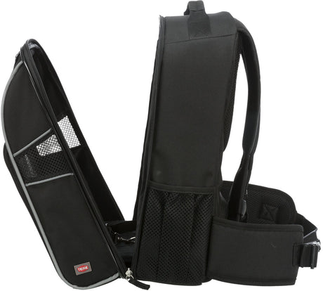 Schwarzer Rucksack mit geöffnetem Reißverschluss, zeigt Innenfächer aus Netzmaterial, Gurte und seitliche Polsterung.