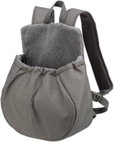 Grauer Rucksack mit flauschigem Innenfutter und verstellbaren Gurten.