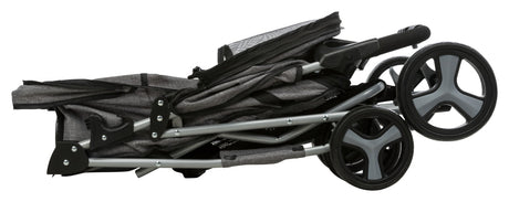 Zusammengeklappter grauer Kinderwagen mit schwarzem Griff und großen, grauen Rädern auf weißem Hintergrund.