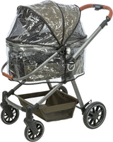 Kinderwagen mit durchsichtiger Regenabdeckung, schwarzem Gestell und braunem Griff.
