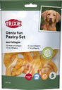 Verpackung eines Hundesnack-Sets mit Logo „TRIXIE“, Bild eines Hundes, Produktname „Denta Fun Pastry Set“.