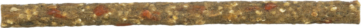 Stangenförmiger brauner Snack mit sichtbaren weißen und roten Stücken.