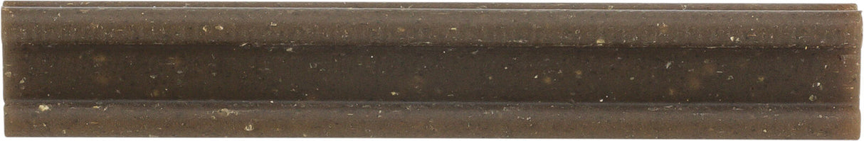 Länglicher, brauner Riegel mit gleichmäßiger, flacher Oberfläche und feinen, hellen Sprenkeln.