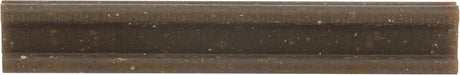 Länglicher, brauner Riegel mit gleichmäßiger, flacher Oberfläche und feinen, hellen Sprenkeln.