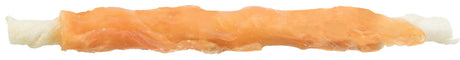 Röllchenförmiger Kauknochen mit orangefarbener Umwicklung vor weißem Hintergrund.
