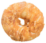 Ein goldbrauner, gebackener Donut mit knuspriger, blätterteigartiger Textur und Loch in der Mitte.