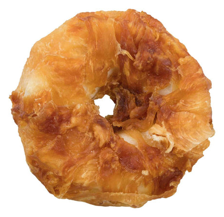Ein goldenbrauner, runder, schichtenartiger Teigkringel mit ungleichmäßiger Textur und zentralem Loch.
