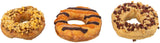 Drei Donuts mit verschiedenen Toppings: Links Apfelstücke, Mitte Schokolade und orange Glasur, Rechts rote und helle Stückchen.