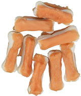 Mehrere orange-weiße Kauknochen in Knochenform, auf weißem Hintergrund.