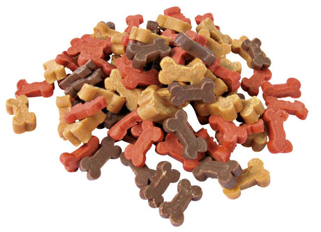 Ein Haufen von kleinen Hundeknochen-Leckerlis in den Farben Rot, Braun und Beige.