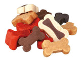 Bunte Hundekekse in verschiedenen Formen und Farben, darunter Rot, Braun und Beige, die wie Knochen geformt sind.