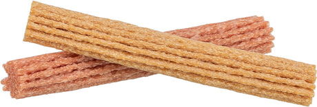Zwei übereinandergelegte, beige-rötliche, längliche Snacks mit geriffelter Struktur.