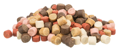 Ein Haufen bunter, zylindrischer Snacks in Braun, Rot, Rosa und Beige auf weißem Hintergrund.
