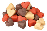 Herzförmige Snacks in den Farben Rot, Braun und Beige sind übereinander gestapelt.