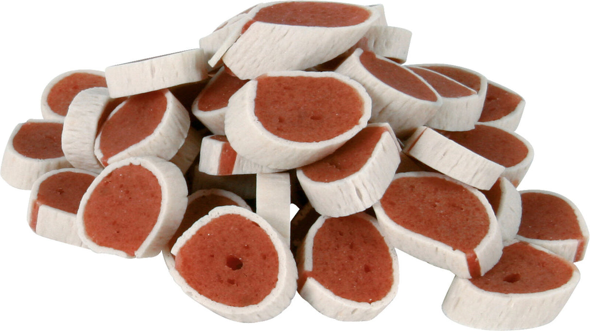 Stapel von runden, zweifarbigen Snacks mit weißem Rand und rotem Kern.