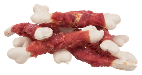 Mehrere weiße Hundekauknochen mit rotem Fleisch umwickelt, auf einem weißen Hintergrund.