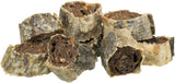 Graumelierender Haufen getrockneter Leckerbissen oder Snacks mit einer rauen, dunklen und texturierten Oberfläche.
