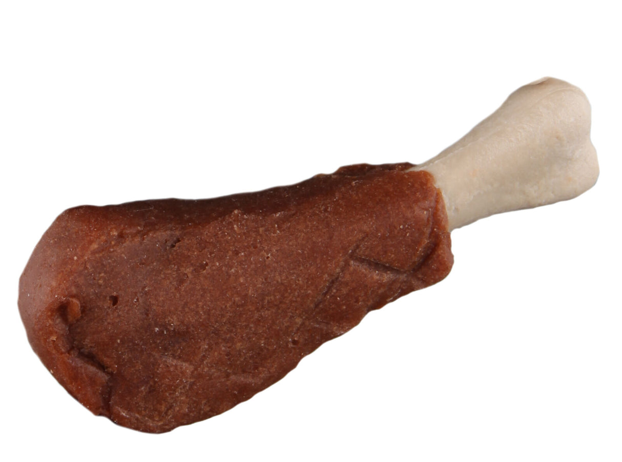Ein brauner, knochenförmiger Hundekauknochen mit cremefarbenem Griffende.