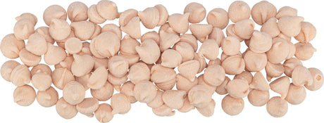 Ein Haufen beiger, gefrorener Pasta-Muscheln auf weißem Hintergrund.