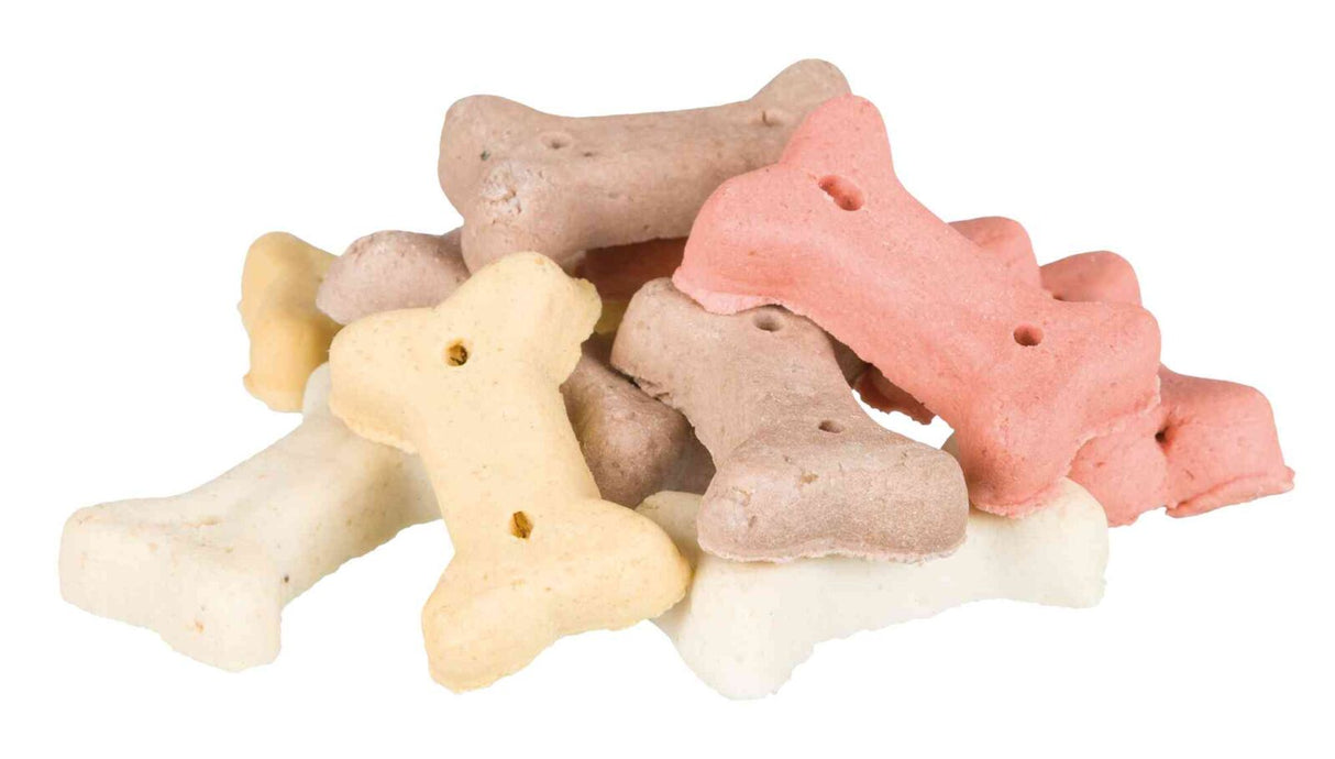 Ein Stapel aus bunten, knochenförmigen Keksen in den Farben Beige, Rosa und Weiß.