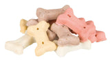 Ein Stapel aus bunten, knochenförmigen Keksen in den Farben Beige, Rosa und Weiß.