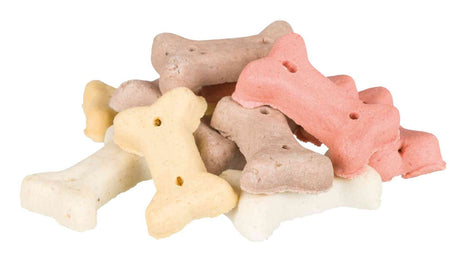 Ein Stapel aus bunten, knochenförmigen Keksen in den Farben Beige, Rosa und Weiß.