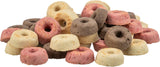 Ein Stapel bunter, runder Leckerlis in rosa, braun und beige Tönen, die an Donuts erinnern.