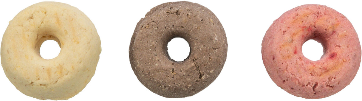 Drei runde, donutförmige Objekte in Beige, Braun und Rosa mit Loch in der Mitte auf weißem Hintergrund.