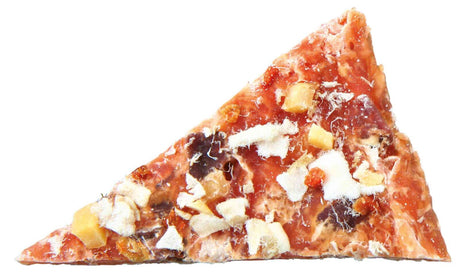 Ein dreieckiges Stück Pizza mit sichtbaren Zutaten wie Käse, Soße und Gemüse auf einem weißen Hintergrund.