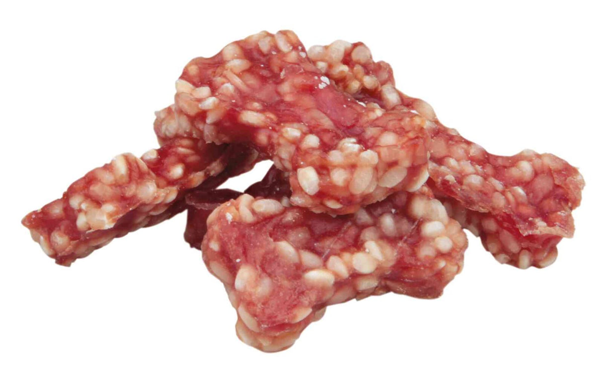 Mehrere Stücke von rotem, marmoriertem Fleisch mit weißlichen Fettstücken in Nahaufnahme.