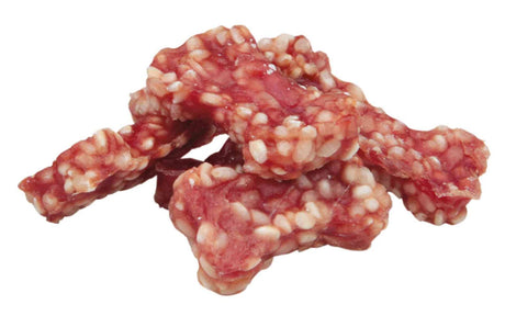 Mehrere Stücke von rotem, marmoriertem Fleisch mit weißlichen Fettstücken in Nahaufnahme.