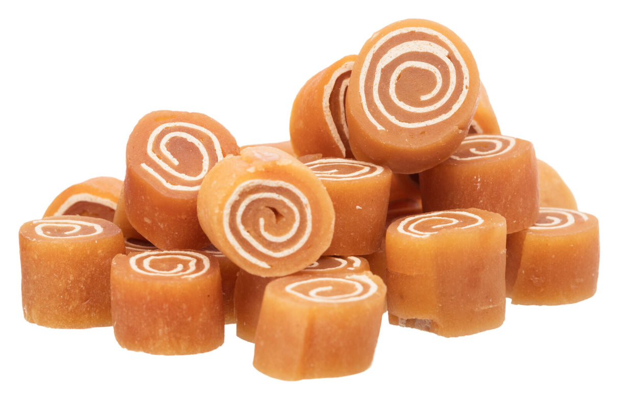 Mehrere orangene, spiralförmige Süßigkeiten, gestapelt mit weißen Swirls auf der Oberfläche.