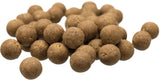 Braune, kugelförmige Futterpellets in verschiedenen Größen auf weißem Hintergrund verstreut.