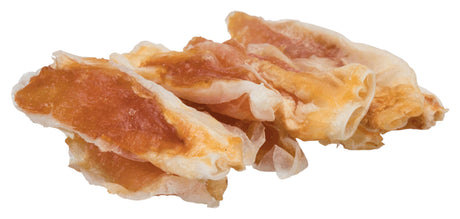 Ein Haufen getrockneter, braun-weißer kaubarer Snacks vor einem weißen Hintergrund.