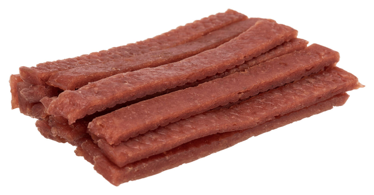 Ein Stapel rotbrauner, länglicher Streifen liegt gestapelt, die Oberfläche ist leicht strukturiert.