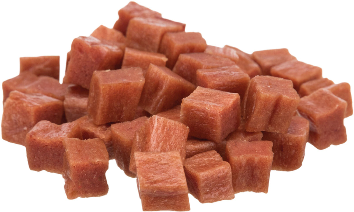 Ein Stapel von gewürfelten, rotbraunen Snacks in Würfelform auf weißem Hintergrund.