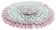 Runde, mehrschichtige, weiche Stoffmatte in Rosa, Hellblau und Grau mit rüschenartigen Strukturen.