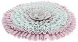 Runde, mehrschichtige, weiche Stoffmatte in Rosa, Hellblau und Grau mit rüschenartigen Strukturen.