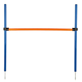 Zwei blaue Stangen mit einer orangefarbenen Querstange in der Mitte, befestigt durch schwarze Clips.