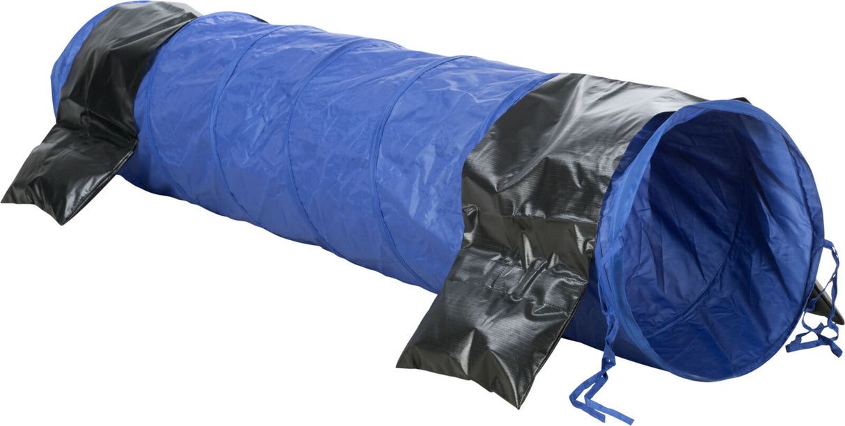 Blauer Tunnel aus Stoff mit schwarzen Abdeckungen an beiden Enden, geöffnet und flachliegend.